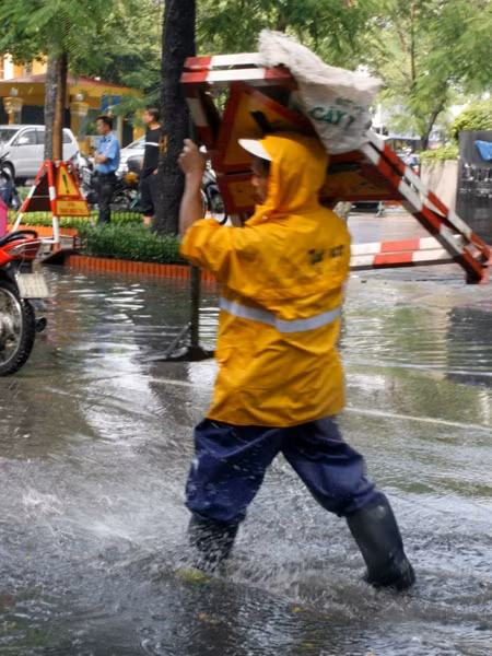 Chuẩn bị biển báo tại các điểm có hố sâu