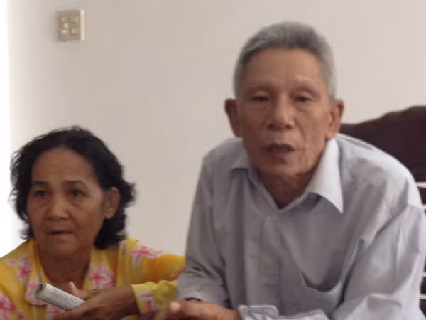 Ông Lê Khắc Hơng và vợ Lâm Thị Hiền. Ảnh: Ngọc Huyền