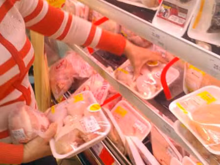 Các siêu thị ngưng bán gà thải từ Hàn Quốc. Ảnh: Khám Phá