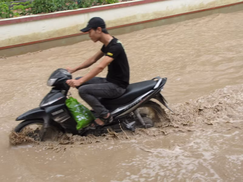 Những người dũng cảm vượt "ao" giữa đường. Ảnh: Trường Phong.