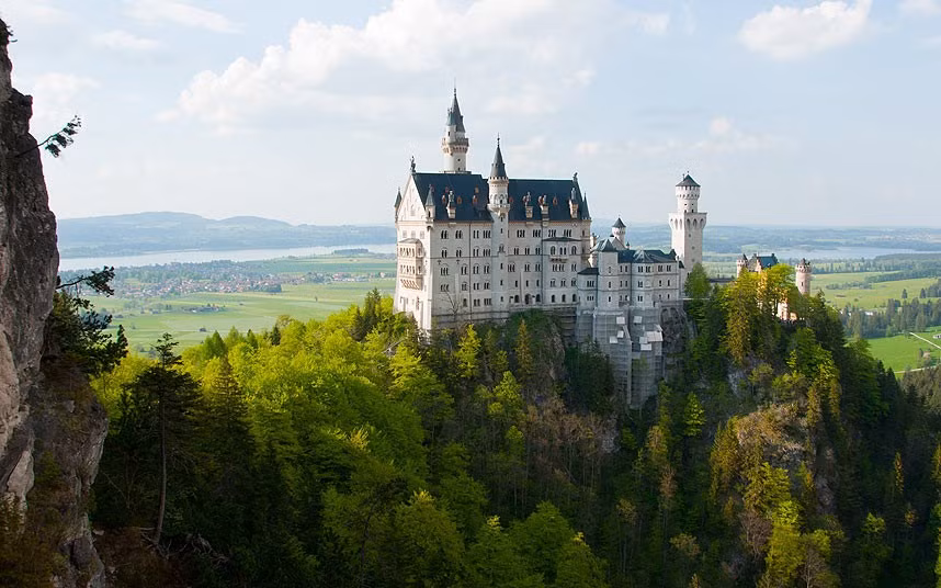 Lâu đài tại Bavaria, Scotland, Anh xây dựng giữa rừng cây