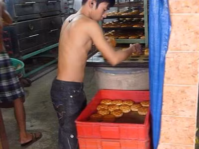 Bánh trung thu của cơ sở này được “tút” lại từ nguyên liệu rằm trung thu năm ngoái. Ảnh Cắt từ video do công an cung cấp - L.N