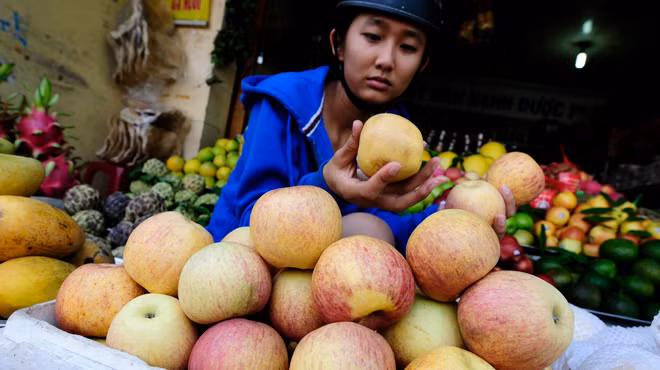 Táo Trung Quốc bày bán trên đường Lê Văn Lương, Q.7, TP.HCM. Ảnh: Thuận Thắng