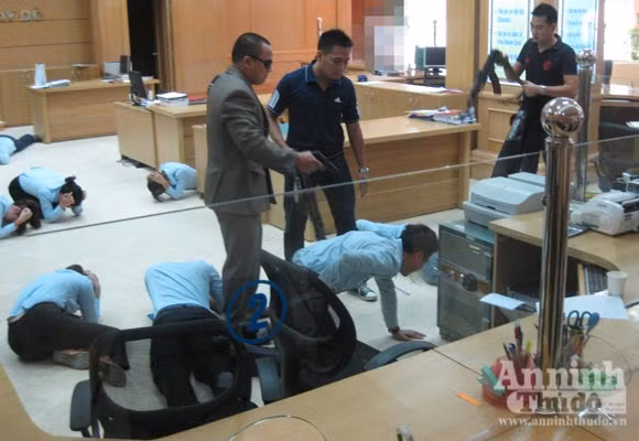 Bị bảo vệ ngăn không cho vào, chúng lập rút súng bắn thị uy, khống chế toàn bộ