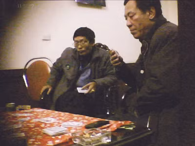 Ông Thởi, người cầm bài đeo kính