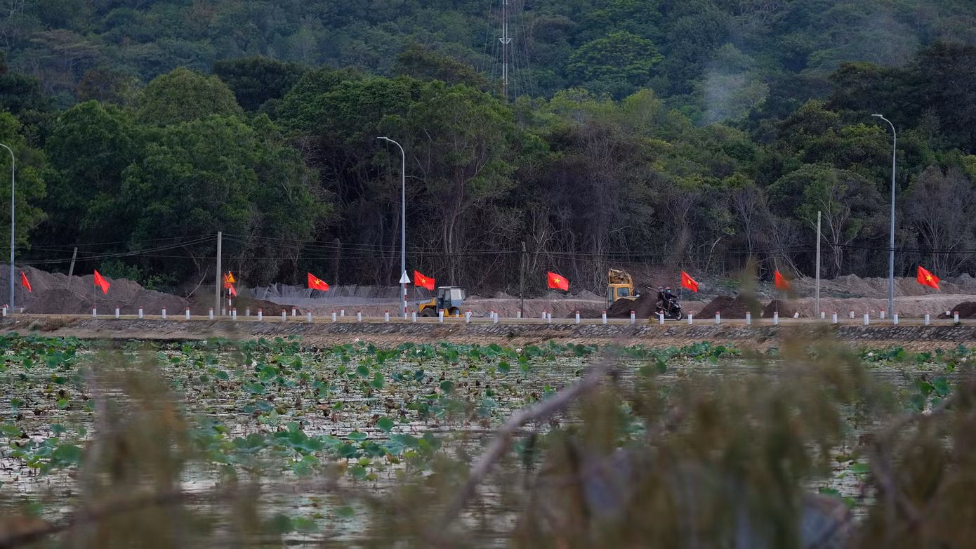Bên cạnh ngày tranh tài, Tiền Phong Marathon 2022 còn có các hoạt động bên lề ý nghĩa khác như: dâng hương, tri ân tại nghĩa trang Hàng Dương; nghi lễ chào cờ trên Quảng trường cột cờ, giới thiệu lá cờ Tổ quốc rộng 300m2; phát động các hoạt động bảo vệ môi trường, bảo vệ nguồn lợi thủy - hải sản quý giá của quốc gia...