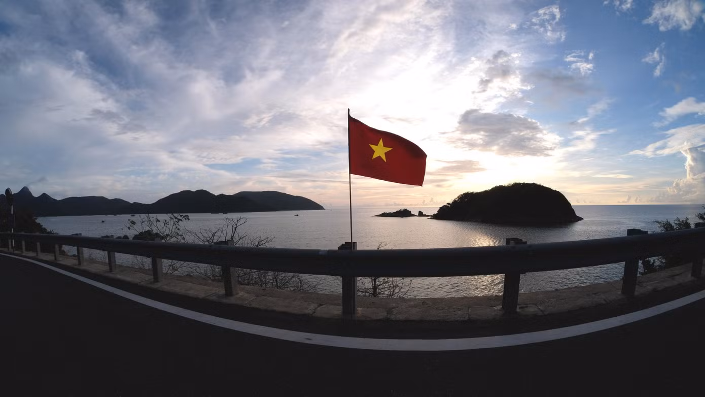 Rừng cờ Tổ quốc luôn là điểm nhấn đặc biệt, hình ảnh thiêng liêng ở mỗi điểm đến của Tiền Phong Marathon.