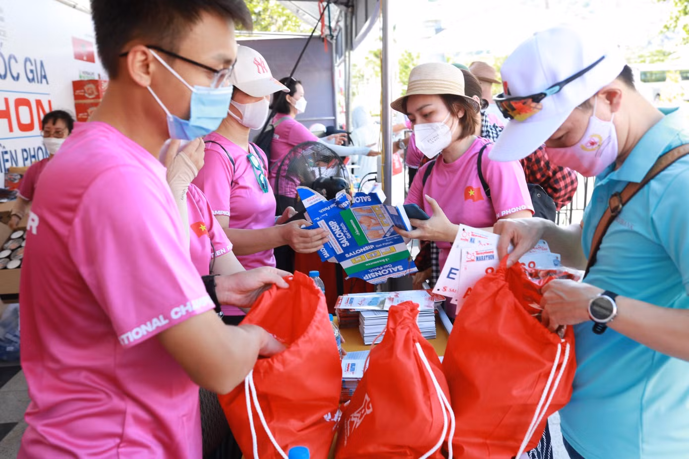 Bên cạnh BIB, áo Finisher, trong bộ racekit của Tiền Phong Marathon 2022 còn có nhiều vật phẩm khác của nhà tài trợ như ly mì, miếng dán hỗ trợ VĐV, nước ngọt, bình đựng nước thể thao… Bên cạnh BIB, áo Finisher, trong bộ racekit của Tiền Phong Marathon 2022 còn có nhiều vật phẩm khác của nhà tài trợ như ly mì, miếng dán hỗ trợ VĐV, nước ngọt, bình đựng nước thể thao…