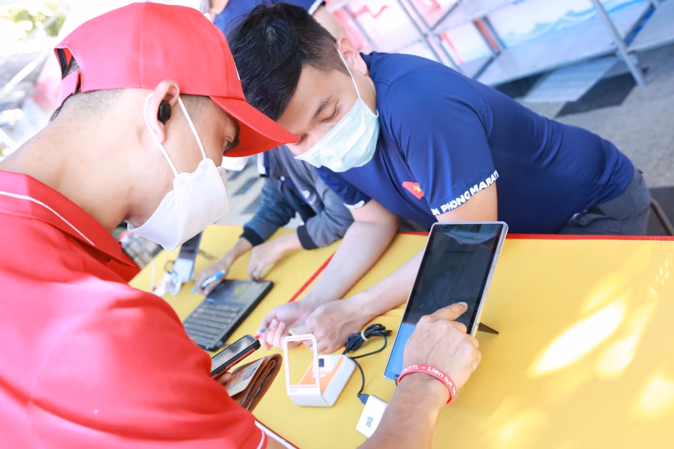 Năm nay, BTC tiếp tục phát BIB cho VĐV bằng QR code. Nhiều VĐV đánh giá cao thủ tục nhanh gọn này, khi chỉ cần sử dụng QR code hoặc chỉ cần điền số CMT/CCCD mà không phải dùng mail xác nhận. Năm nay, BTC tiếp tục phát BIB cho VĐV bằng QR code. Nhiều VĐV đánh giá cao thủ tục nhanh gọn này, khi chỉ cần sử dụng QR code hoặc chỉ cần điền số CMT/CCCD mà không phải dùng mail xác nhận.
