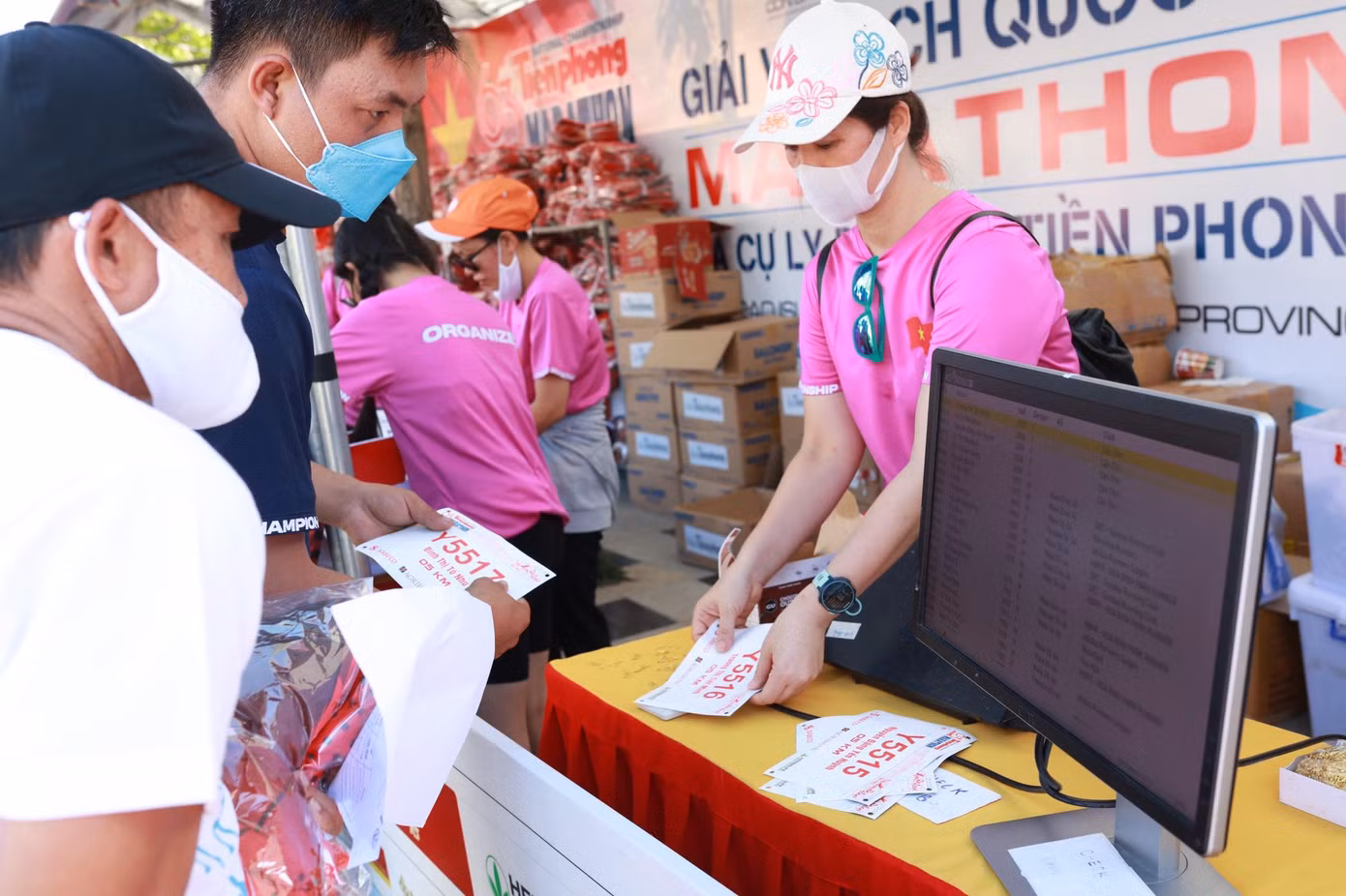 Điểm đặc biệt trong bộ racekit Tiền Phong Marathon 2022 là chiếc khăn rằn mang đậm nét văn hóa miền sông nước Nam bộ. Điểm đặc biệt trong bộ racekit Tiền Phong Marathon 2022 là chiếc khăn rằn mang đậm nét văn hóa miền sông nước Nam bộ.