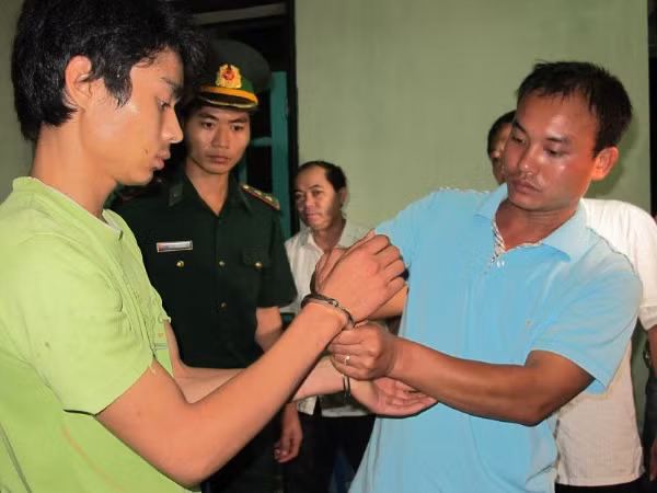 Nắm được thông tin từ người thân của Luyện, 16 giờ ngày 31 – 8, Luyện bị bắt giữ khi vừa xuất hiện ở biên giới Việt Nam – Trung Quốc trên địa bàn tỉnh Lạng Sơn. Ngay lập tức Luyện được dẫn giải về Đồn biên phòng Nà Hinh để lấy lời khai. 
