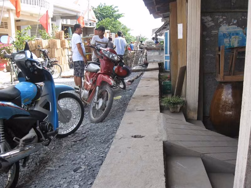 Mặt đường cao hơn nền nhà của dân
