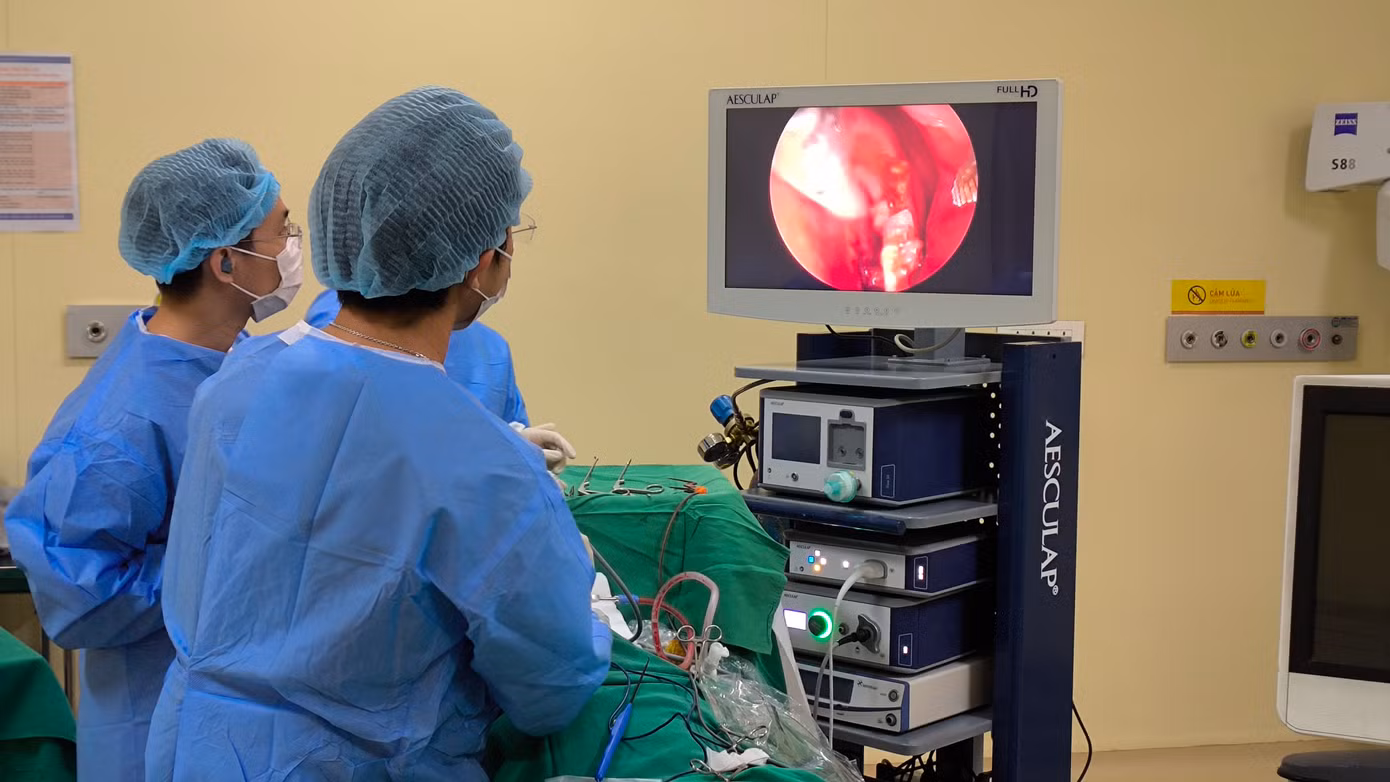 Các bác sĩ đã thực hiện thành công cuộc phẫu thuật nội soi bóc tách khối u tuyến yên cho người bệnh