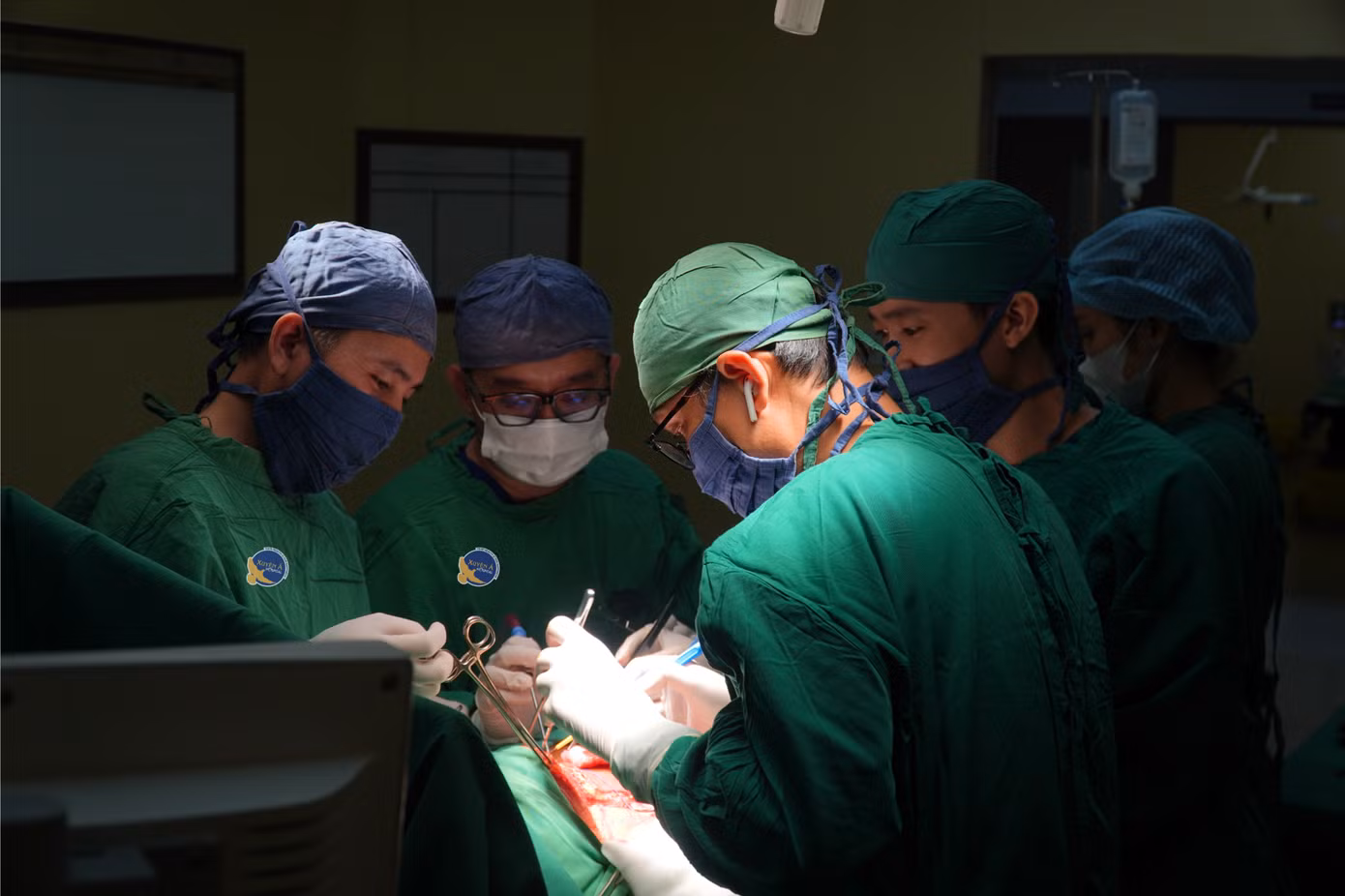 Các bác sĩ thực hiện cuộc phẫu thuật cắt u quái ở buồng trứng cho bệnh nhân Các bác sĩ thực hiện cuộc phẫu thuật cắt u quái ở buồng trứng cho bệnh nhân