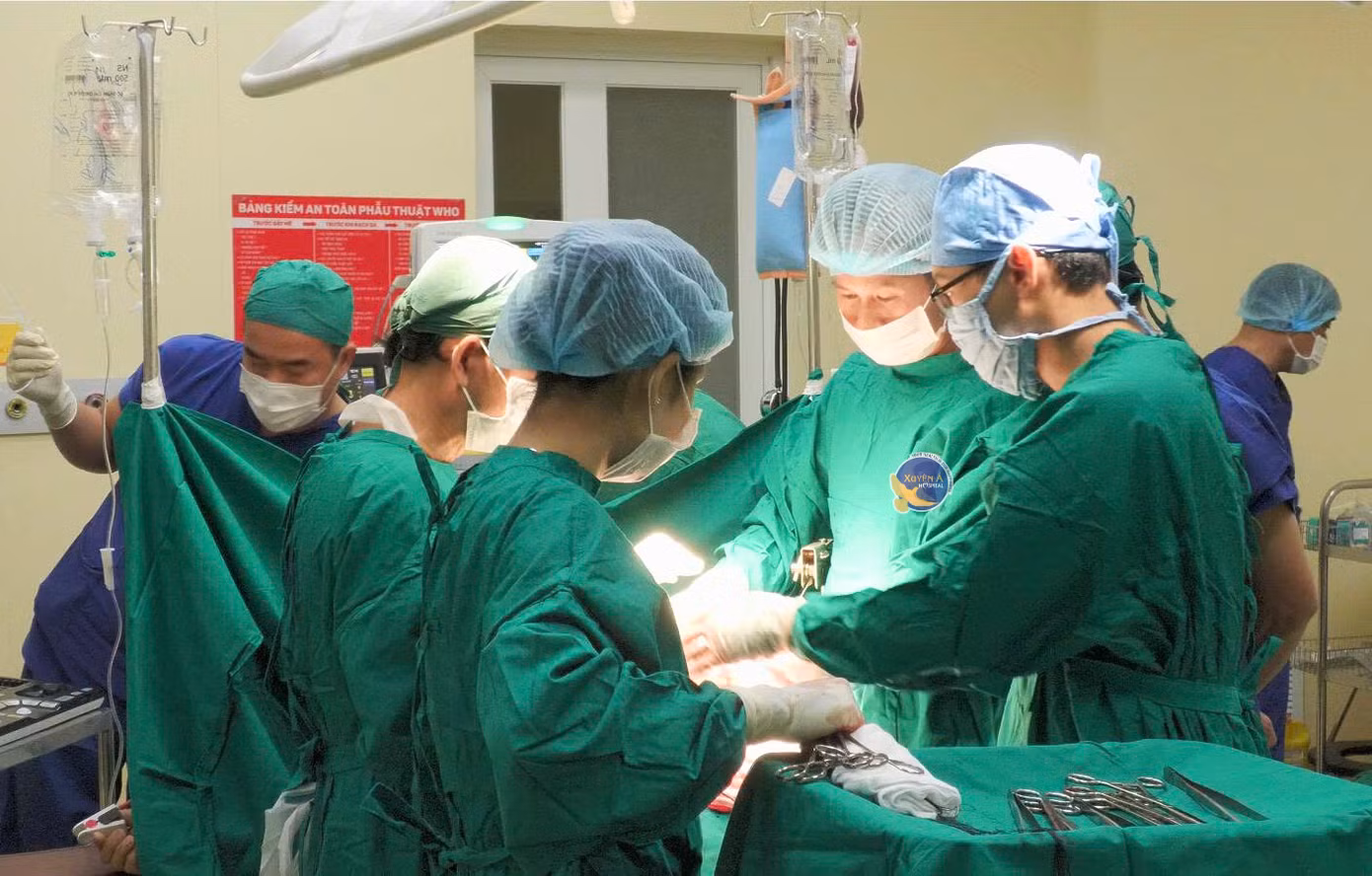 Các bác sĩ thực hiện cuộc phẫu thuật cấp cứu khâu lại vị trí mạch máu bị rách cho bệnh nhân Các bác sĩ thực hiện cuộc phẫu thuật cấp cứu khâu lại vị trí mạch máu bị rách cho bệnh nhân