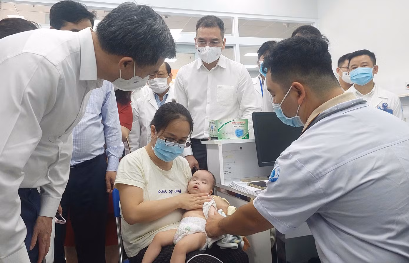 Đoàn công tác Bộ Y tế khảo sát hoạt động thu dung, điều trị bệnh sởi cho trẻ tại Bệnh viện Nhi Đồng 1 Đoàn công tác Bộ Y tế khảo sát hoạt động thu dung, điều trị bệnh sởi cho trẻ tại Bệnh viện Nhi Đồng 1
