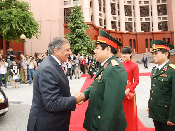 Bộ trưởng Quốc phòng Phùng Quang Thanh và Bộ trưởng Quốc phòng Mỹ Leon Panetta (trái) tại lễ đón chính thức sáng 4-6