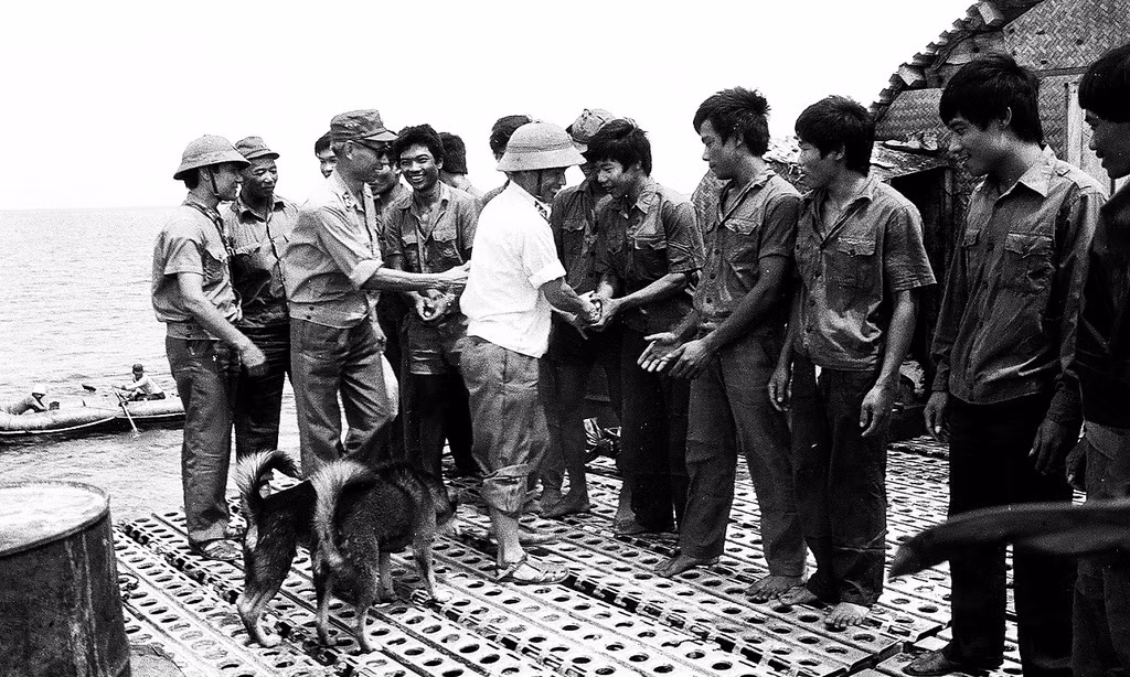 Đảo Đá Lát ngày đó quân ta vẫn đóng trên nhà cao cẳng. Lưu ý hai chú "cảnh vệ" đã có mặt rất sớm, vẫy đuôi mừng khách. Đá Lát ngày đó quân ta vẫn đóng trên nhà cao cẳng. Lưu ý hai chú