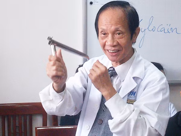 Chiếc càng soi treo đặt vào miệng nạn nhân trước khi bị co thắt thanh quản. Ảnh: Tuấn Nguyễn