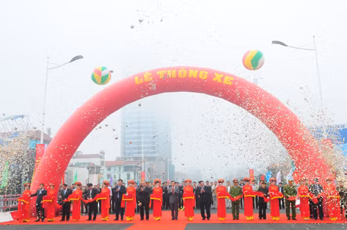 Các đại biểu cắt băng thông xe cầu vượt nút giao Nguyễn Chí Thanh - Láng. Ảnh: Tuấn Nguyễn