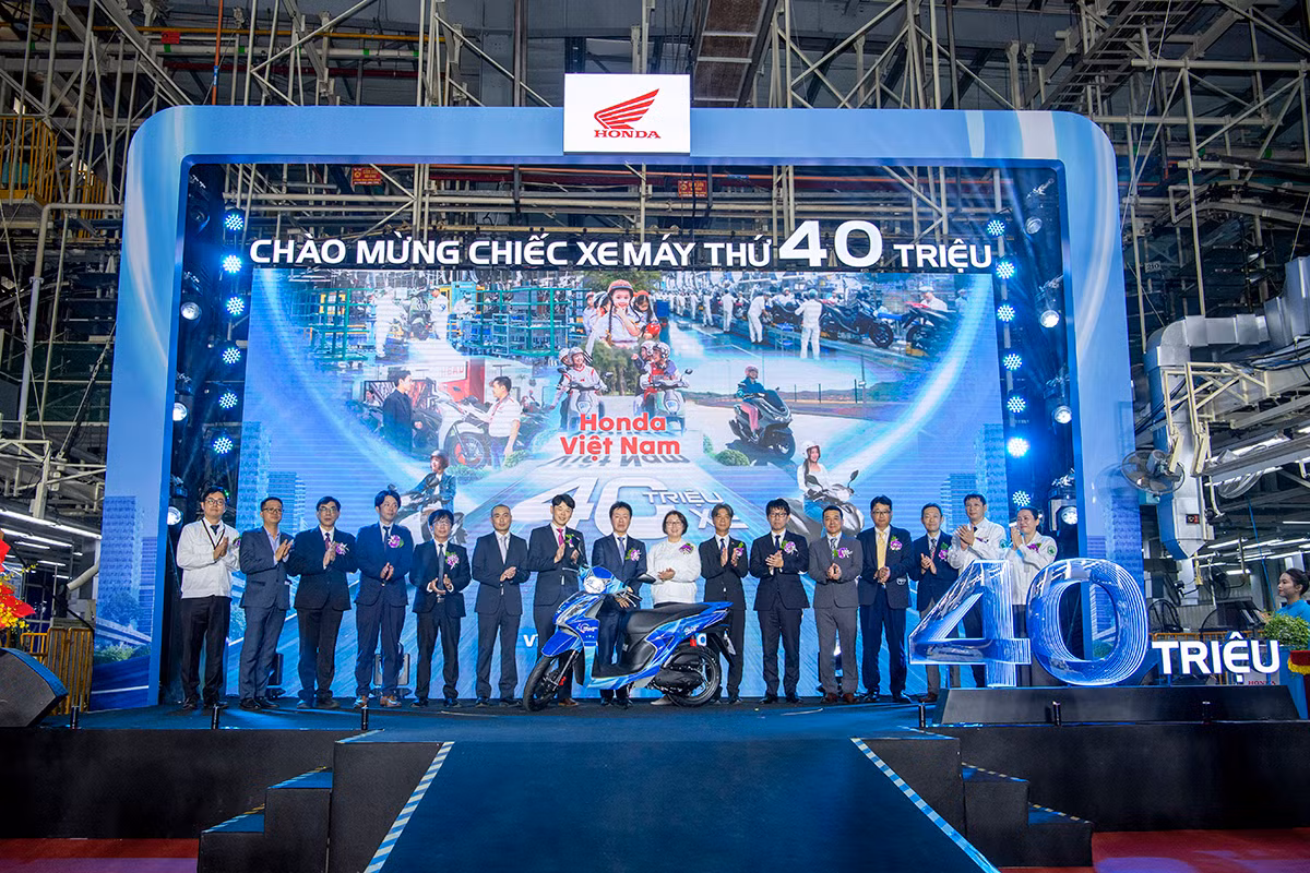 Đại diện Honda Việt Nam và các đại biểu chụp ảnh kỷ niệm bên chiếc xe máy thứ 40 triệu.