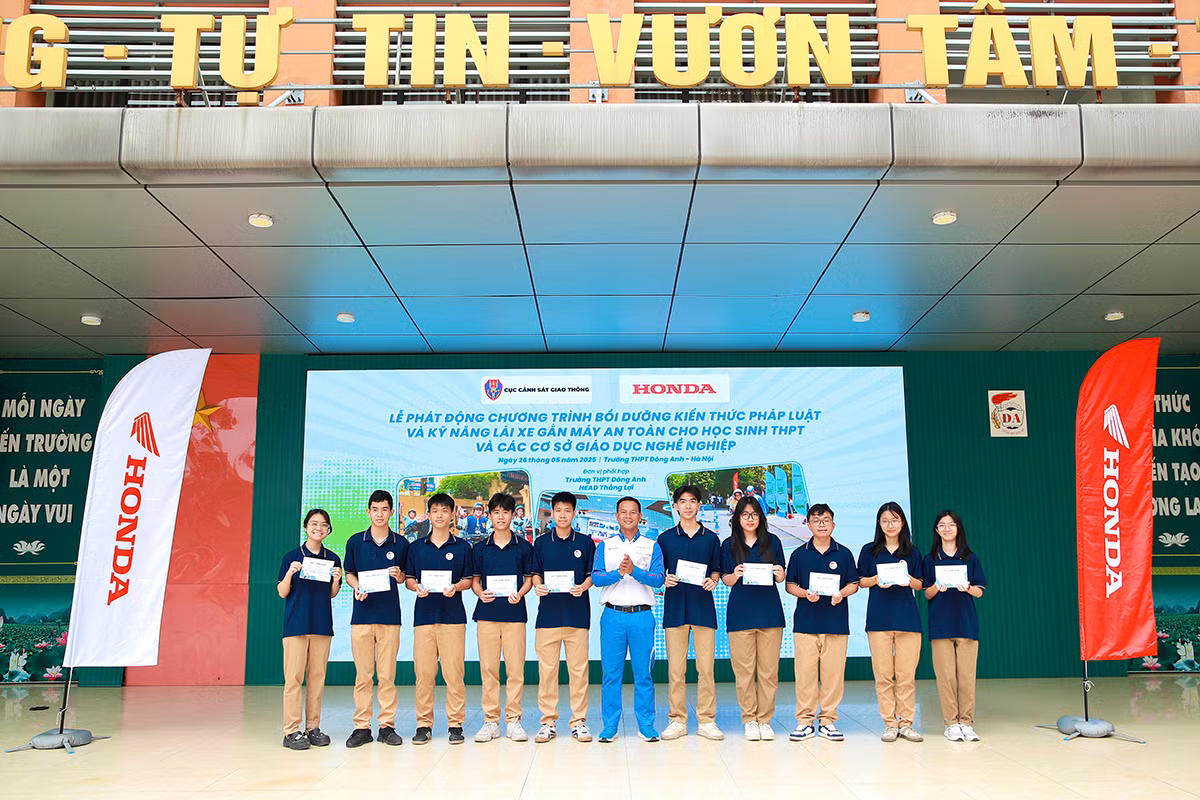 Sau khi hoàn thành phần đào tạo lý thuyết và thực hành, các em học sinh sẽ tham gia bài kiểm tra và nhận giấy chứng nhận hoàn thành khóa đào tạo Sau khi hoàn thành phần đào tạo lý thuyết và thực hành, các em học sinh sẽ tham gia bài kiểm tra và nhận giấy chứng nhận hoàn thành khóa đào tạo