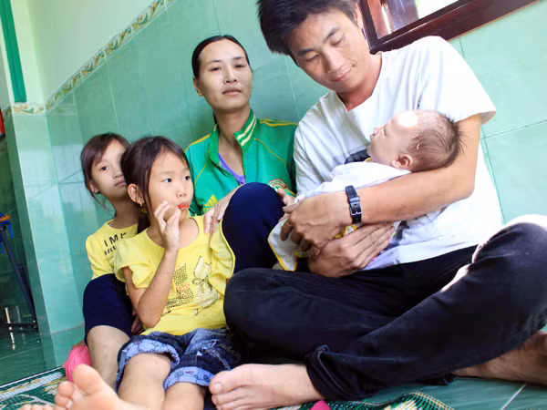 Thuyền trưởng Trần Hiền đoàn tụ cùng vợ và 3 con Ảnh: Phú Đức