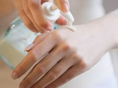 Vệ sinh da tay sạch sẽ để giảm ngứa