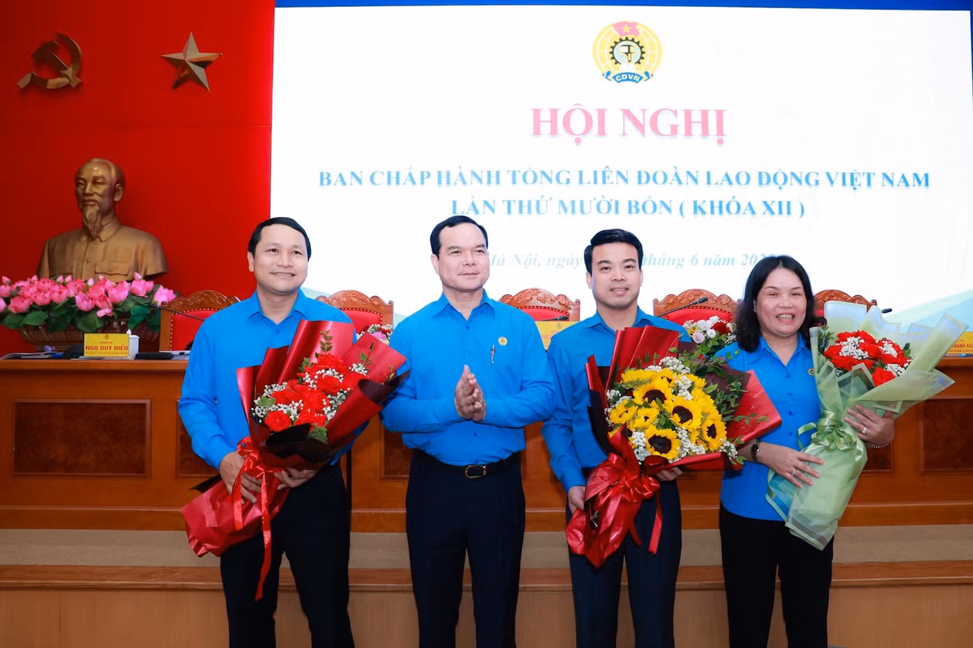 Ông Nguyễn Đình Khang, Chủ tịch Tổng LĐLĐ Việt Nam chúc mừng 3 Ủy viên mới được bầu