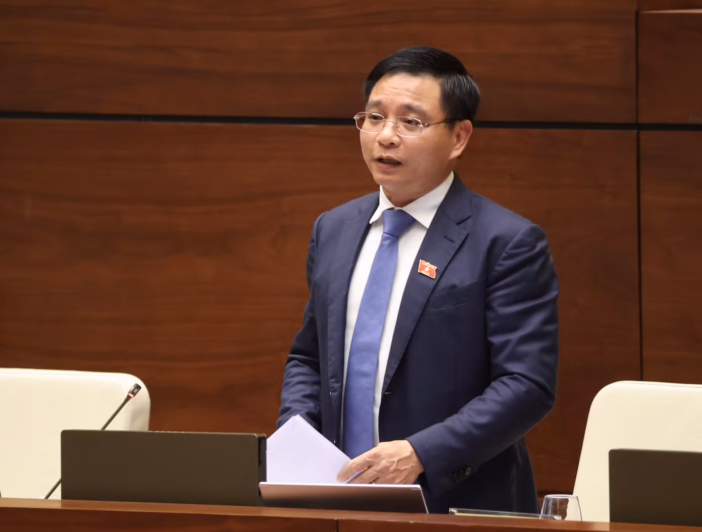 Bộ trưởng Bộ GTVT Nguyễn Văn Thăng trả lời chất vấn. Ảnh: Như Ý