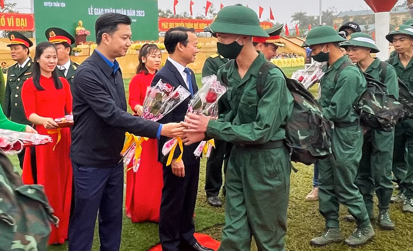 Bí thư T.Ư Đoàn Nguyễn Minh Triết tặng hoa và động viên các thanh niên hăng hái lên đường thực hiện nghĩa vụ quân sự, công an.