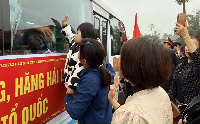 Người thân chia tay các tân binh thành phố Yên Bái lên đường nhập ngũ.