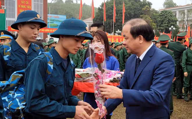 Ông Tạ Văn Long - Phó Bí thư Thường trực Tỉnh ủy, Chủ tịch HĐND tỉnh Yên Bái dự Lễ giao nhận quân năm 2023 tại huyện Yên Bình.