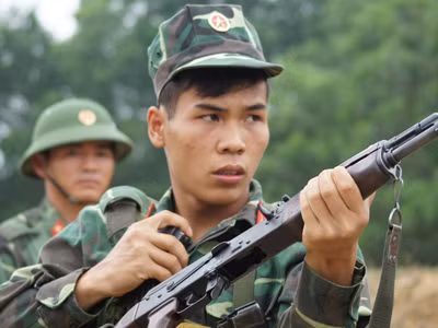 Binh nhì Khuông Thái Phủ khám súng sau khi thực hiện ba loạt bắn