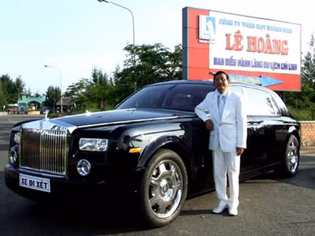 Ông Lê Ân bên chiếc siêu xe của mình