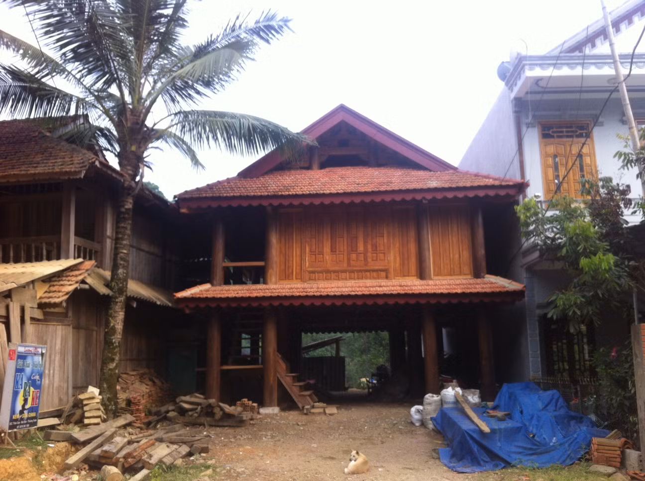 Ngôi nhà được làm bằng rất nhiều gỗ quý
