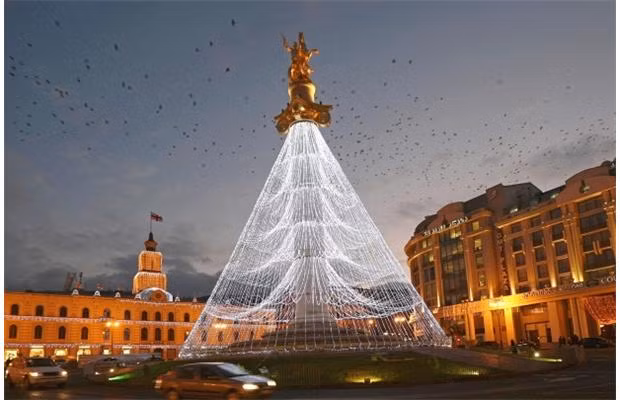 Một cây phát sáng tại đài tưởng niệm St.George tại quảng trường Tự do thuộc Tbilisi, Georgia
