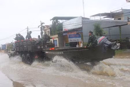 Bộ đội tỉnh điều động phương tiện, lực lượng cứu hộ người dân hạ lưu Sông Vệ rạng sáng 16/11