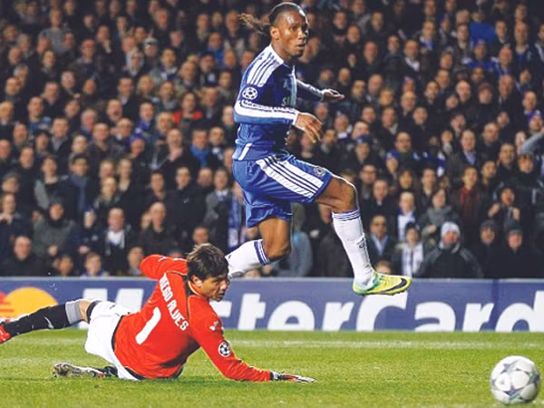 Drogba thăng hoa giúp Chelsea vào vòng knock-out Ảnh: AP
