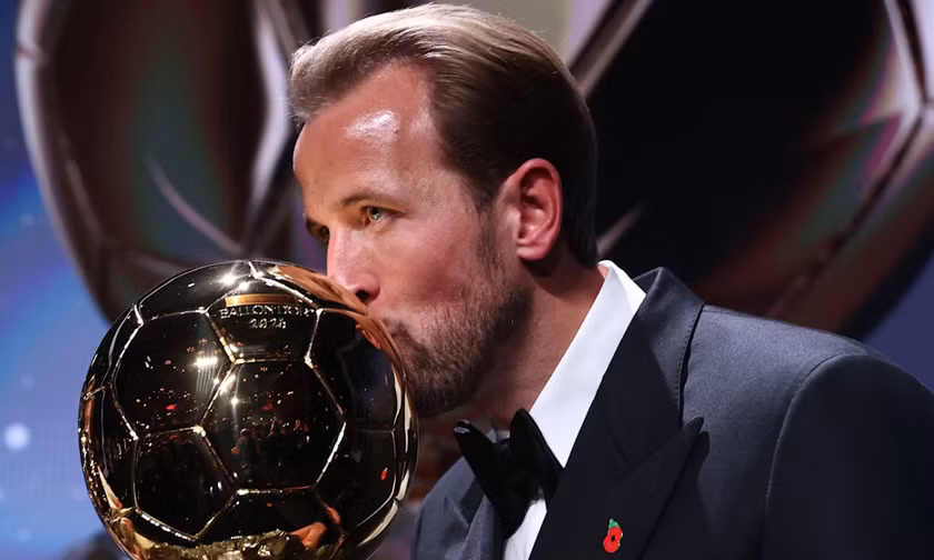 Người vừa thắng Quả bóng vàng 2026 định nghĩa phong cách quý ông