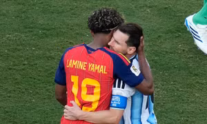 Cầu thủ Argentina duy nhất không quay lưng khi Tây Ban Nha ăn mừng vô địch