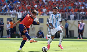 Truyền thông Argentina thừa nhận đội nhà sai lầm, ngả mũ thán phục Tây Ban Nha