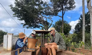 Khách nước ngoài thích thú trải nghiệm các món ăn đặc sản của người Ê Đê.