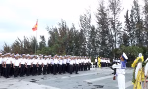 Lực lượng Hải Quân làm lễ tưởng nhớ các anh hùng đã hy sinh để bảo vệ chủ quyền lãnh thổ. 