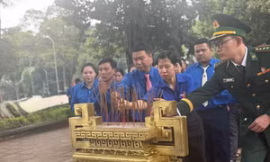 Đoàn TNCS Hồ Chí Minh tỉnh Đắk Lắk, chụp hình lưu niệm tại Tượng đài Bác Hồ với thiếu nhi.