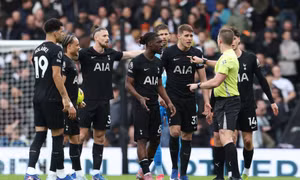 Ngoại hạng Anh chứng kiến đội đầu tiên xuống hạng, những nạn nhân kế tiếp có Tottenham?