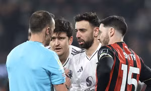 Bruno Fernandes, Carrick phẫn nộ với trọng tài
