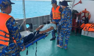 Ngư dân gặp nạn được lực lượng Hải quân sơ cứu kịp thời.