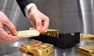 Giá vàng thế giới tăng, sức ép lớn từ USD