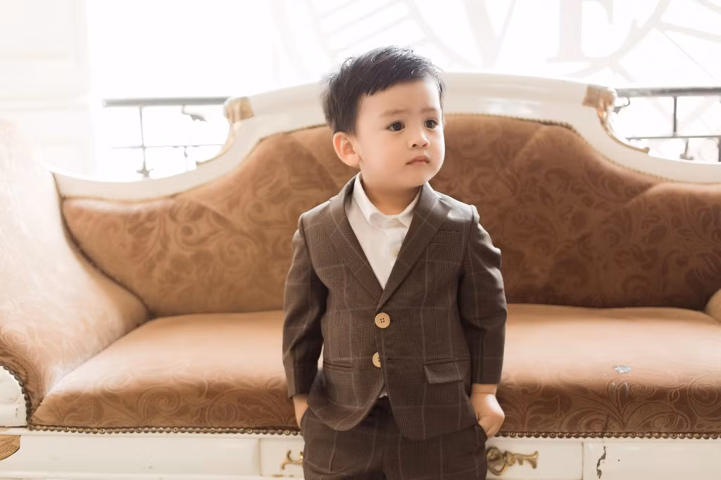 Cậu nhóc gần tròn hai tuổi nhưng cực kì bạo dạn với ống kính. Vì thế buổi chụp hình chỉ diễn ra vỏn vẹn một tiếng đồng hồ trong ngày cuối tuần khi Louis nghỉ học.